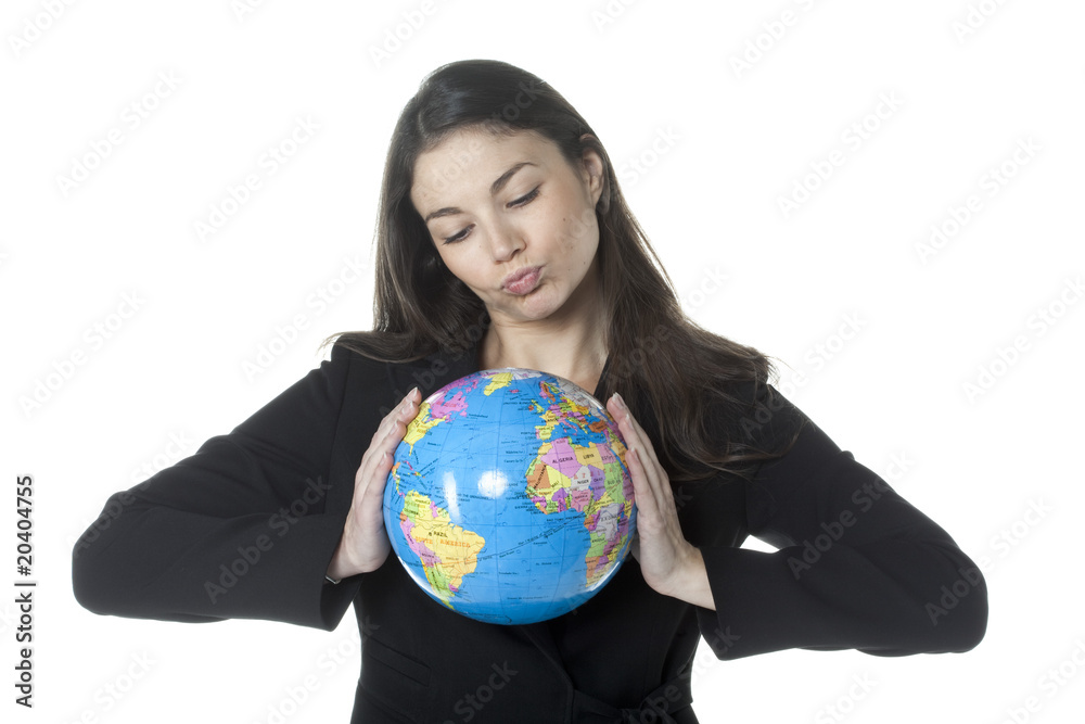 jeune femme tenant une mappemonde jeune femme tenant une mappemonde