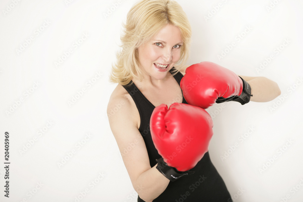 Geschäftsfrau mit Boxhandschuhen Geschäftsfrau mit Boxhandschuhen