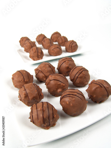 Wallpaper Mural cioccolatini ripieni su piatto bianco Torontodigital.ca