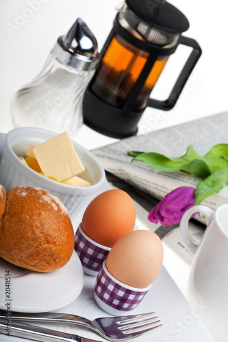 Eier  Br  tchen  Butter und Kaffee auf wei  em Hintergrund