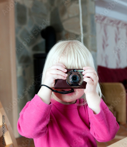 mädchen macht fotos