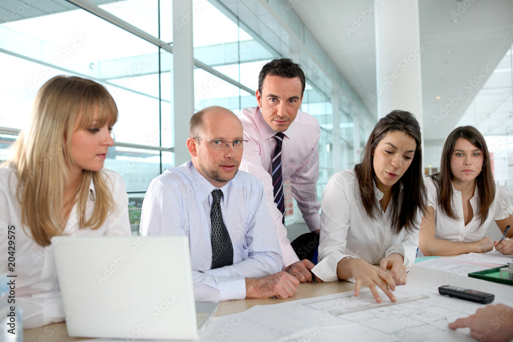 Promoteur et architectes en réunion de travail Promoteur et architectes en réunion de travail