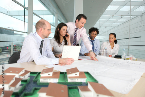 Groupe d'architectes en réunion de travail photo