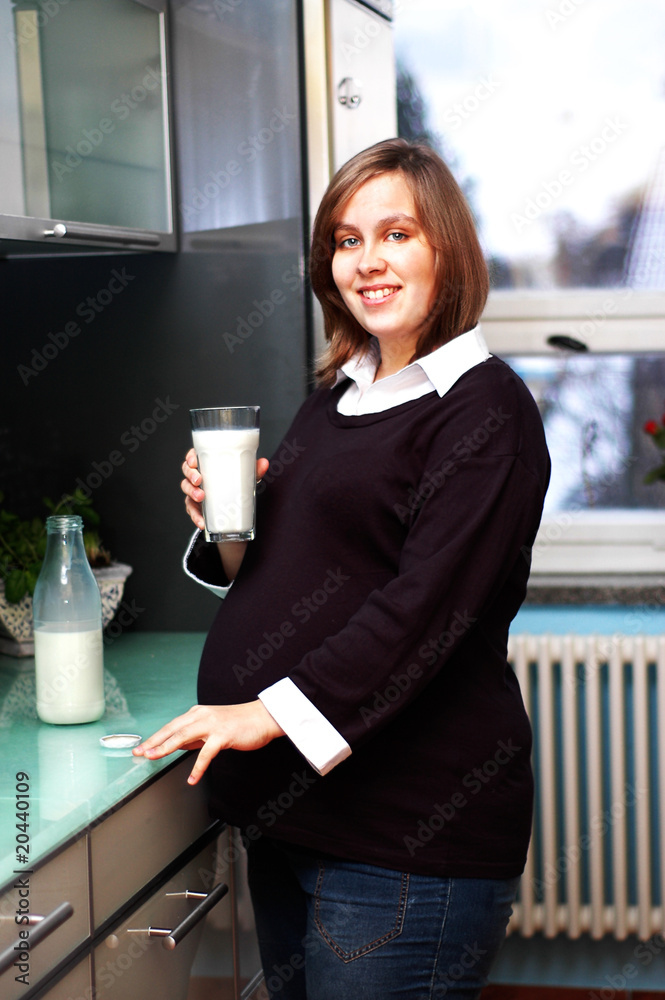 Aus Meiner Brust Kommt Milch Bin Ich Schwanger junge schwanger Frau trinkt Milch Stock-Foto | Adobe Stock