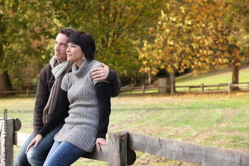 Jeune couple à la campagne l'automne Jeune couple à la campagne l'automne