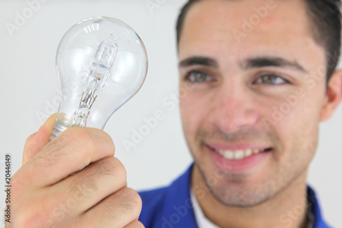 Obraz na plátně Electricien portant une ampoule
