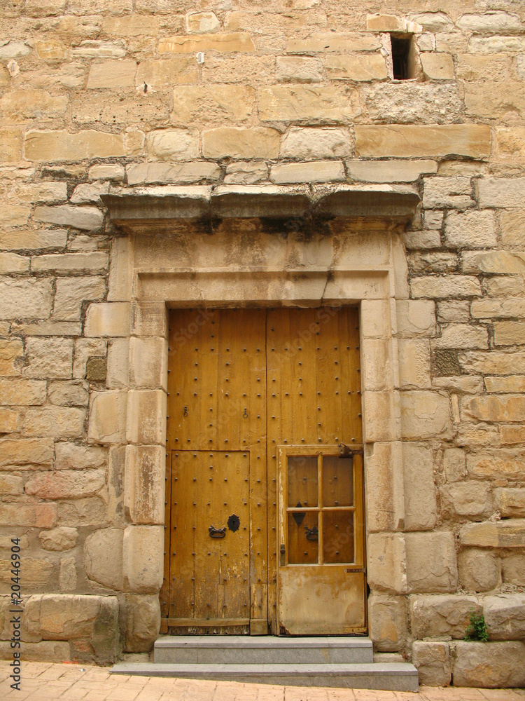 Antigua puerta de una iglesia
