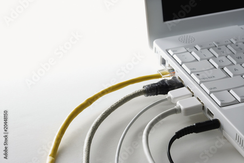 Fotografia Cords Plugged Into Laptop Computer