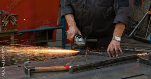 Arbeiterhände in der Metall Industrie mit Trennschleifer