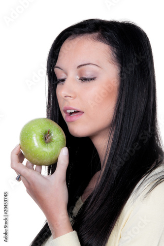 Frau mit Apfel, Obst und Vitaminen bei Diät