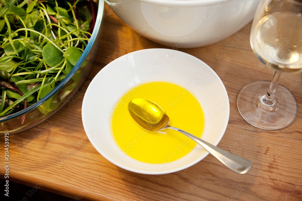 Schale mit frischem Olivenöl Schale mit frischem Olivenöl