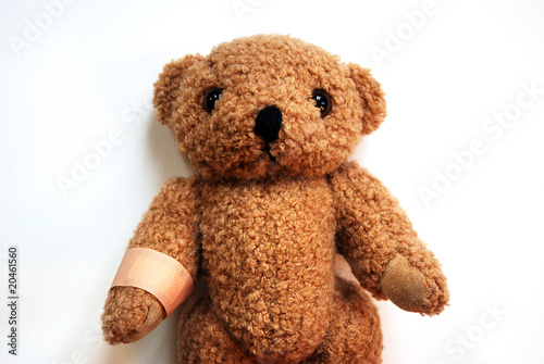 Teddy is krank am Arm