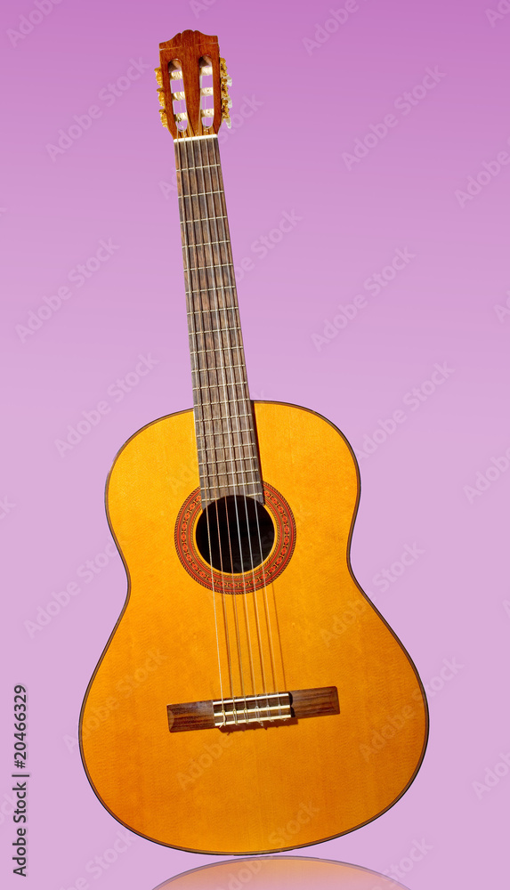 guitare classique espagnole de face sur fond rose