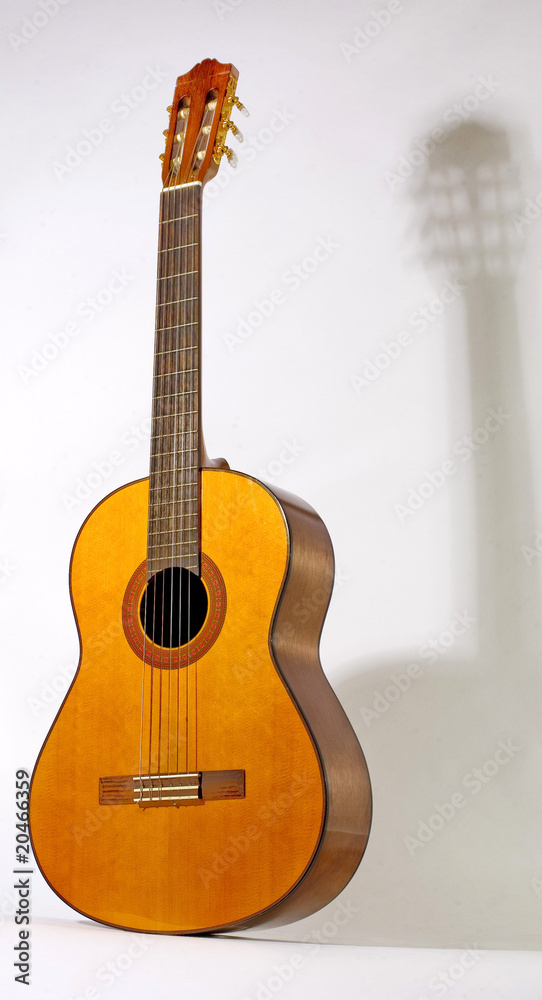 Fototapeta premium guitare classique espagnole et son ombre
