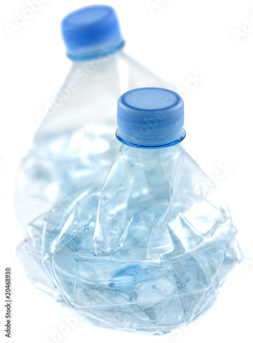 bouteilles plastiques compactées recyclables fond blanc