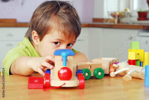 Junge spiel mit Eisenbahn