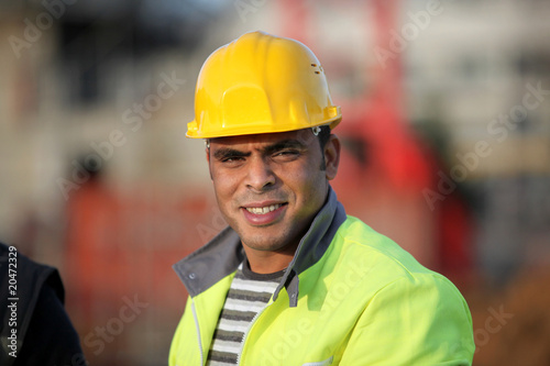 Portrait d'un ouvrier avec casque de sécurité