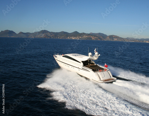 yacht en baie de cannes