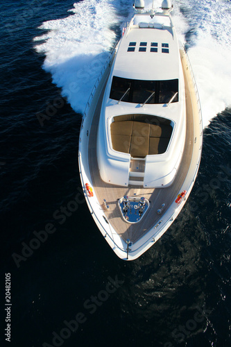 yacht en baie de cannes