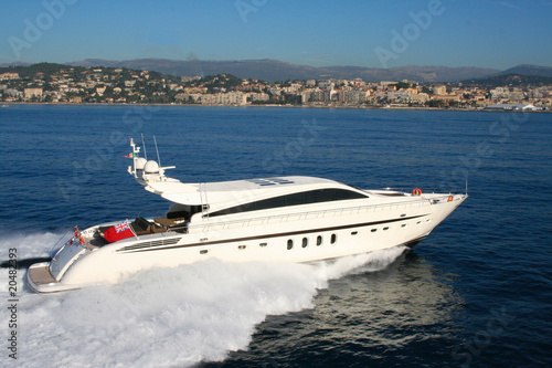 yacht en baie de cannes