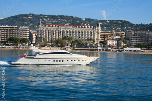 yacht en baie de cannes