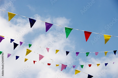 Ciel en Fête, fanions colorés dans le ciel bleu.
