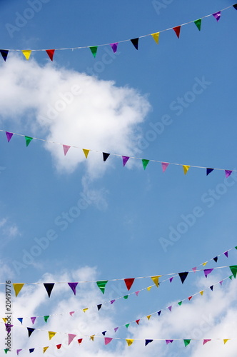 Banderoles colorées dans le ciel bleu