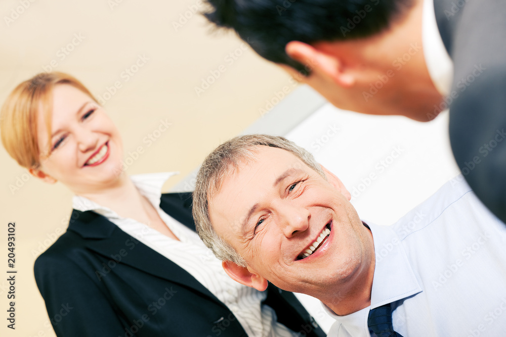 Businessteam diskutiert erfreuliche Dinge Businessteam diskutiert erfreuliche Dinge