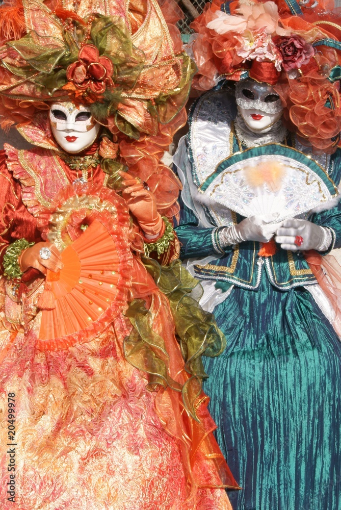 Naklejka premium Contrasti mascherati