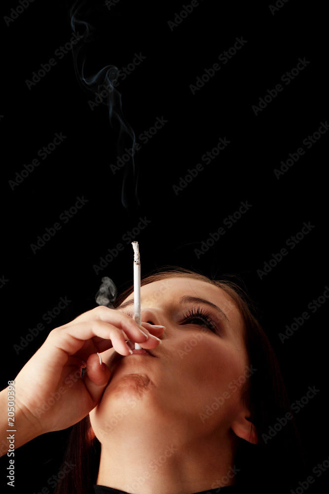 Obraz premium Young woman smoking