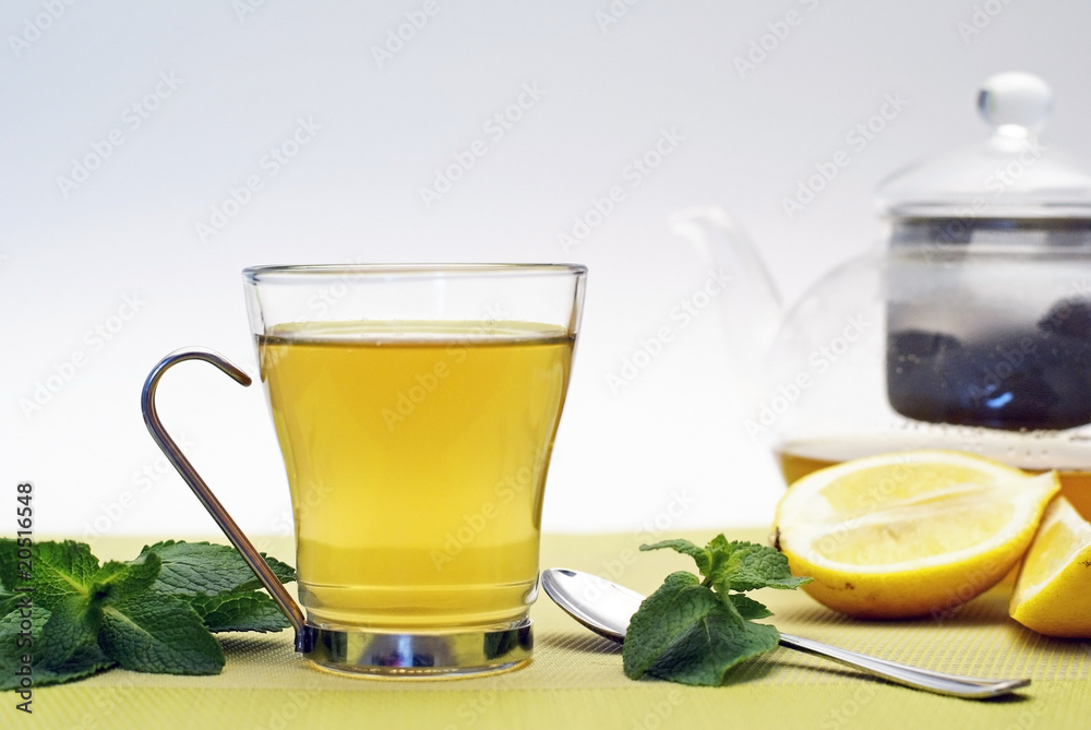 théière et tasse de thé au citron