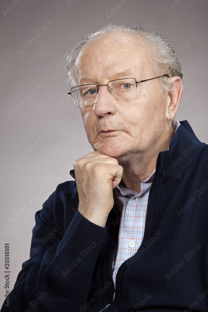 Nachdenklicher Rentner (74 J.) Nachdenklicher Rentner (74 J.)