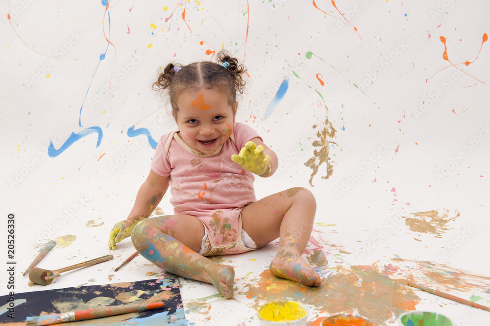 Bebe Jouant Avec La Peinture Betise Foto De Stock Adobe Stock