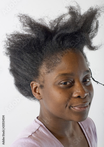 jeune femme aux cheveux crepus dressés