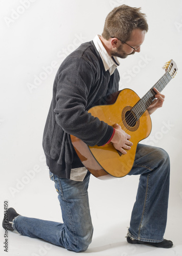 homme joue de la guitare avec émotion