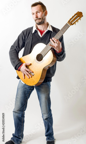 homme joue de la guitare avec émotion