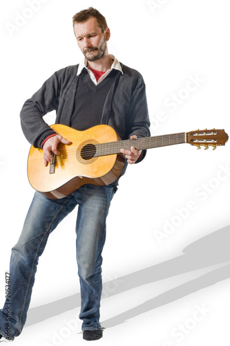 homme joue de la guitare avec émotion