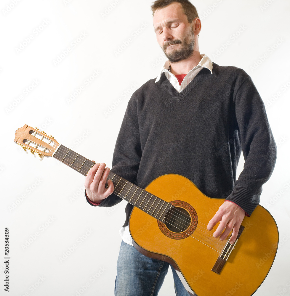 Obraz premium homme joue de la guitare avec émotion