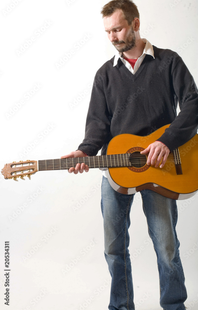 Obraz premium homme joue de la guitare avec émotion