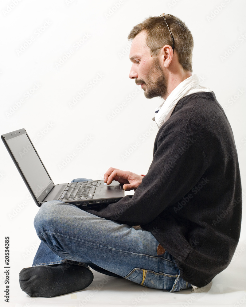 homme et son ordinateur jouent ensemble homme et son ordinateur jouent ensemble