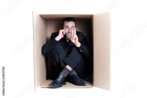 homme d'affaire téléphonant dans une boite en carton