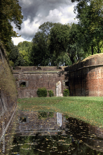 monumento ai caduti lucca