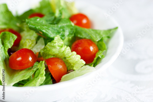 green salad with leafy lettuce and tomato