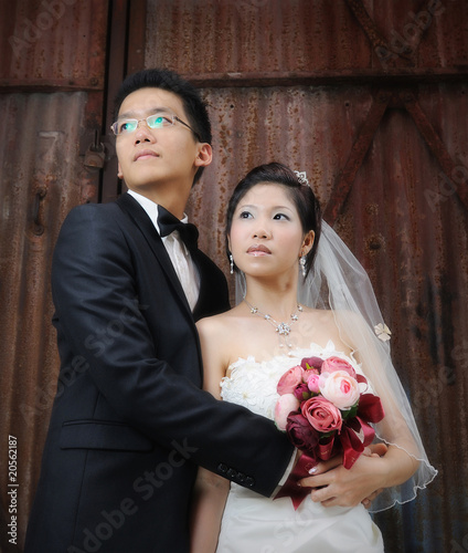wedding couple infront of an old barn door