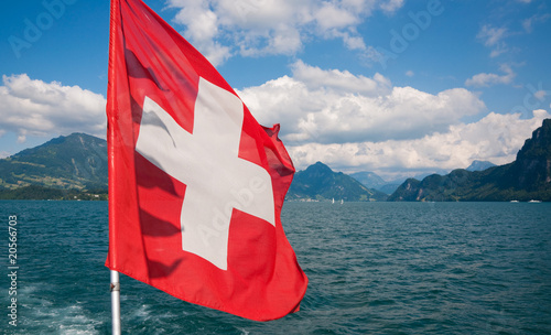 schweizer flagge und see