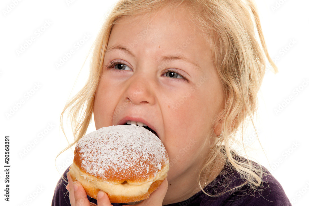 Kind im Fasching mit Krapfen. Faschingskrapfen