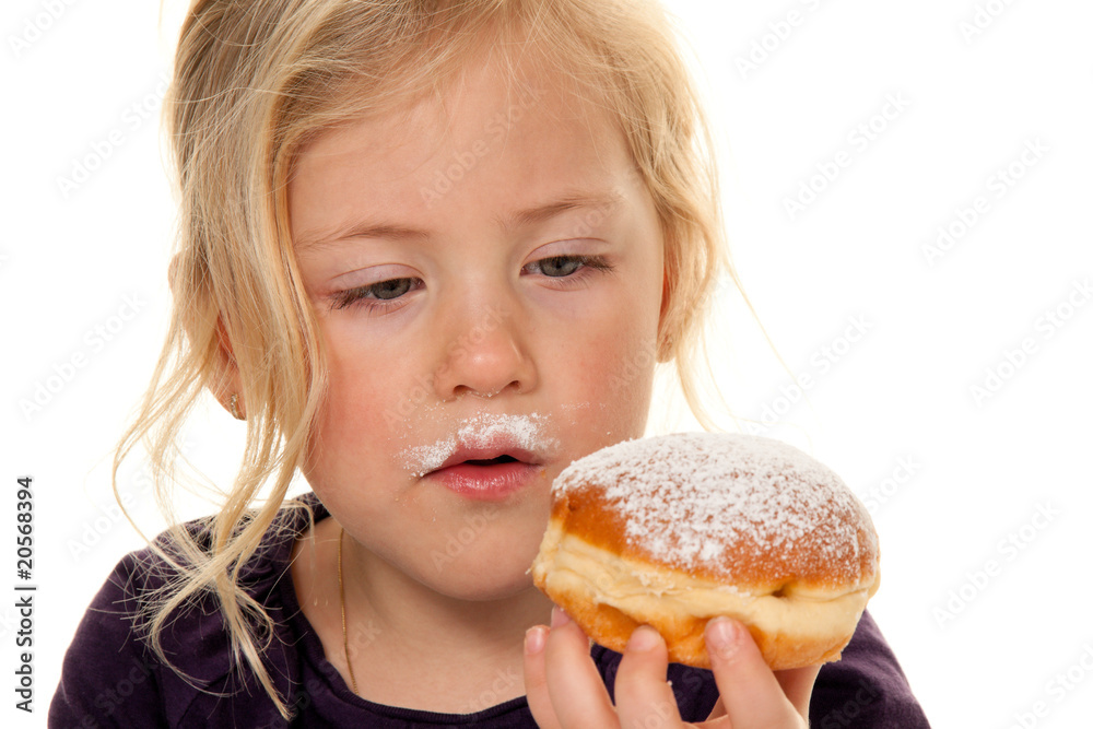 Kind im Fasching mit Krapfen. Faschingskrapfen Kind im Fasching mit Krapfen. Faschingskrapfen