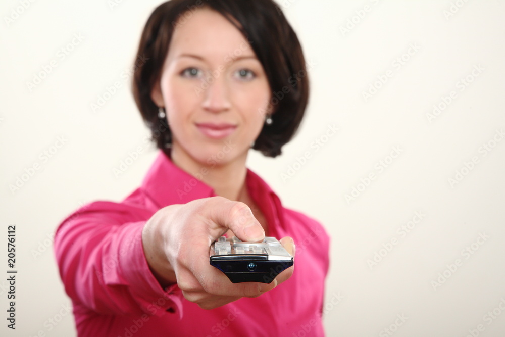 frau mit fernbedienung fernseher frau mit fernbedienung fernseher