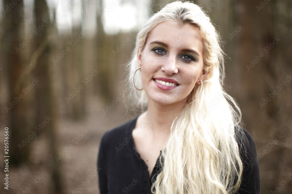 Obraz premium Young woman in the woods.