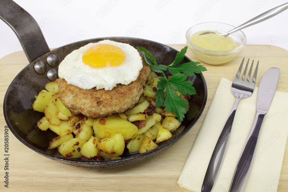 Frikadelle mit Spiegelei auf Bratkartoffeln Frikadelle mit Spiegelei auf Bratkartoffeln